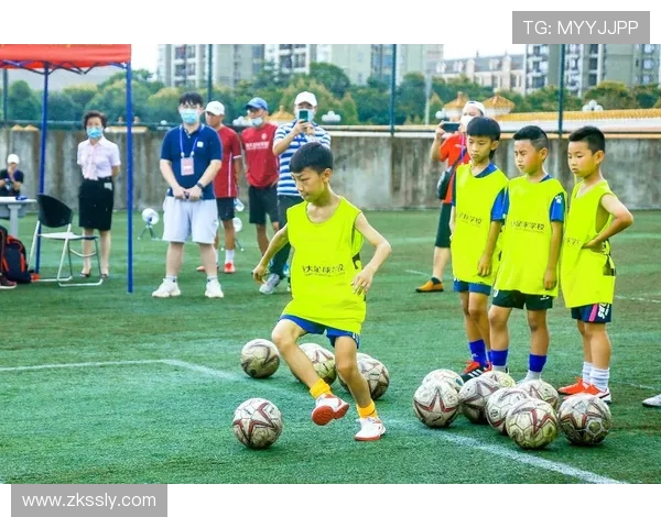 重庆足球队精英赛战术解析与表现评估分析